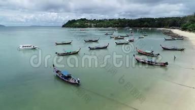 泰国普吉岛热带海洋美丽海滩的泰国传统长尾渔船鸟瞰图